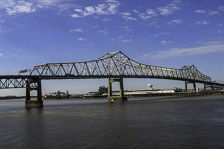 Large bridge at the mouth of the Mississippi at Baton Rouge, Louisiana thumbnail