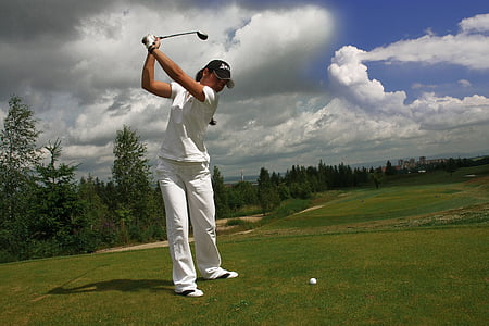 woman playing golf thumbnail
