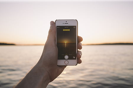 gold iPhone 5s showing sunset thumbnail