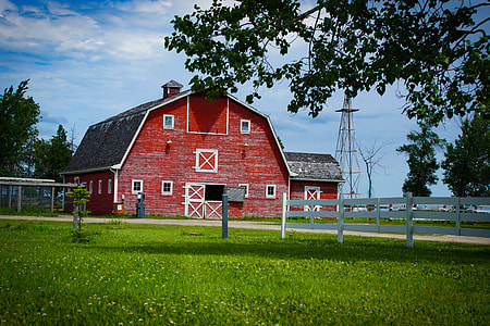 red and black barn thumbnail