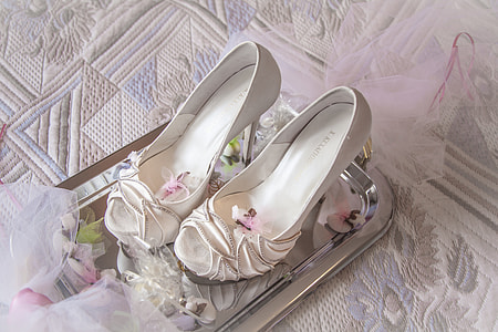 pai of women's gray leather pumps thumbnail