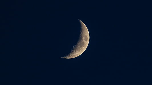 photo of crescent moon thumbnail