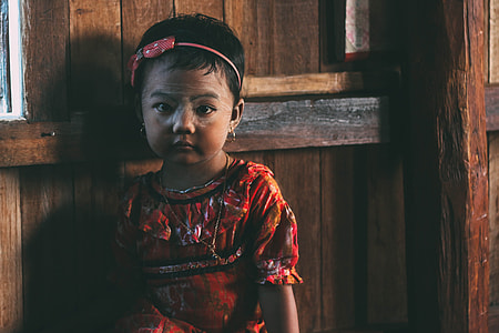 girl leaning on wall thumbnail