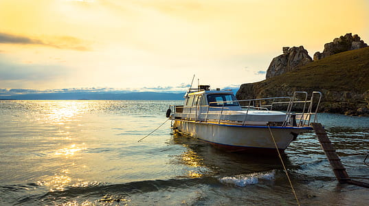 white powerboat thumbnail