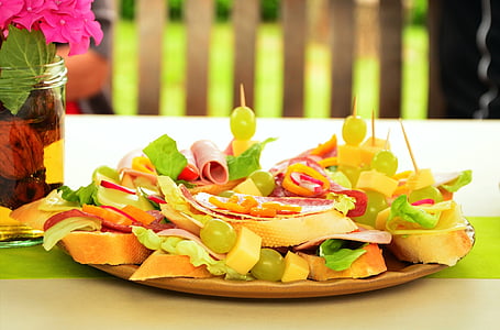 bread and vegetable salad thumbnail