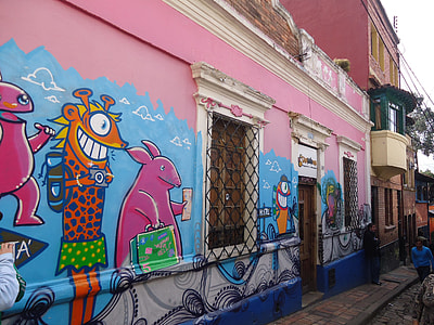 house with graffiti thumbnail