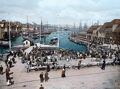 Fish Market in Bergen around 1900 thumbnail