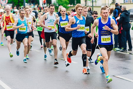 group of people doing marathon thumbnail