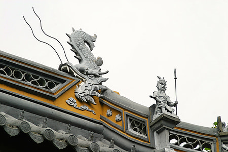 gray concrete statues photo during daytime thumbnail