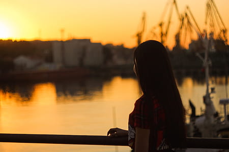 rule of thirds photography of woman thumbnail