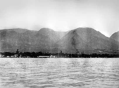 Landscape with ocean and mountains in Lahaina, Hawaii thumbnail