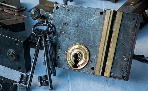 black skeleton keys beside padlock thumbnail