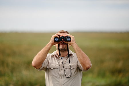man using black binoculars thumbnail