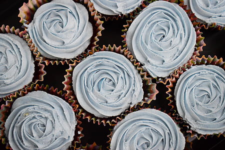 photo of baked cupcakes thumbnail