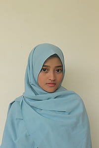 woman wearing teal hijab thumbnail