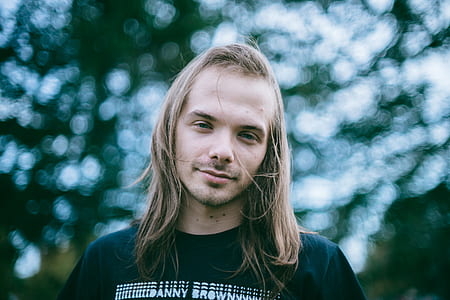 man wearing black crew-neck top thumbnail