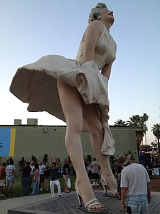 Marilyn Monroe statue thumbnail