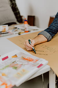 Man hand holding a green marker pen thumbnail