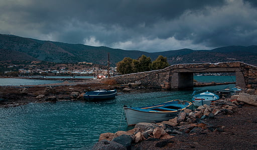 photo of green river and boat thumbnail