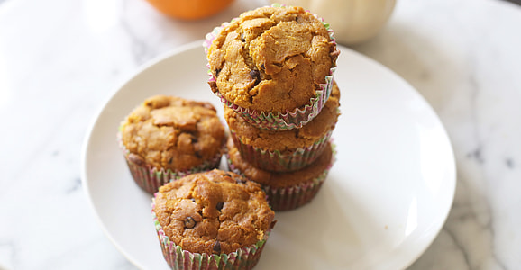 five muffins on white ceramic plate thumbnail