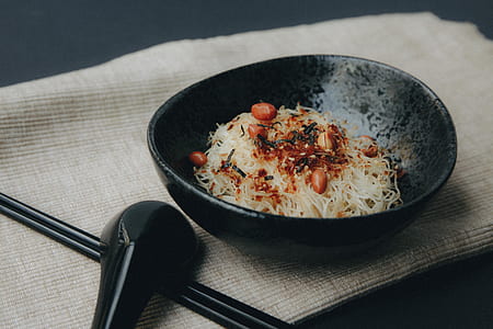 cooked noodle with sauce thumbnail
