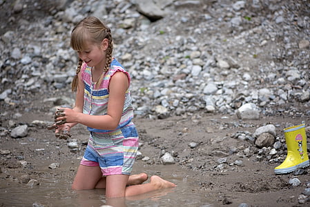 girl playing sand thumbnail