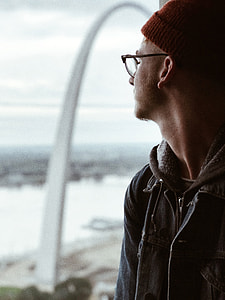 Man looking at the gateway in St. Louis, Missouri thumbnail