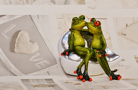 two green frogs sitting while kissing thumbnail