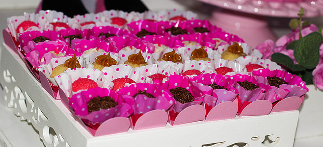 cupcake with white and pink wrappers thumbnail