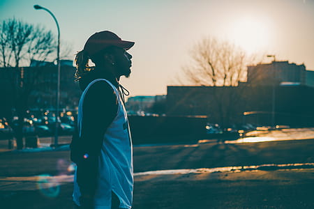 man facing at the right while looking straight forward thumbnail