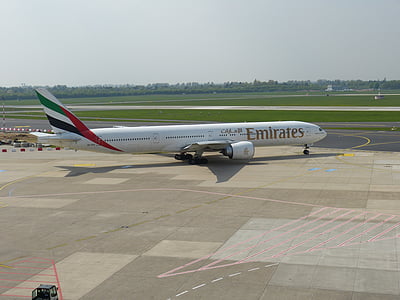 whit Emirates plane thumbnail
