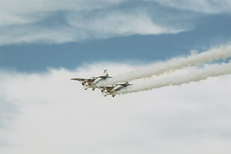two airplane on skies thumbnail