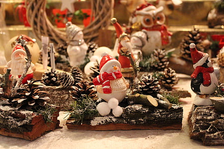 Santa Claus figurine selective focus photography thumbnail