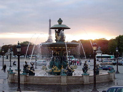 brown, green, and black plaza fountain during daytime thumbnail
