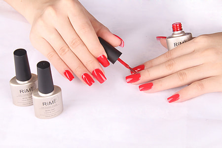 woman applying RIMI nail polish thumbnail