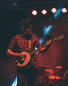 man playing banjo thumbnail