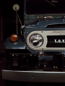 closeup photo of gray Toyota car thumbnail