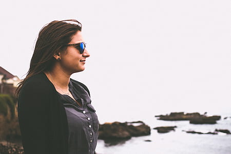 woman wearing sunglasses at the beach thumbnail