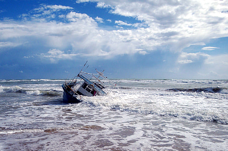 boat on sea thumbnail