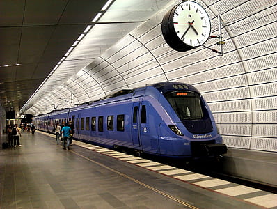 train station clock on 4:46 thumbnail