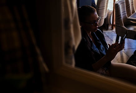 woman holding smartphone thumbnail