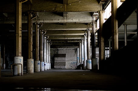 empty dark room thumbnail