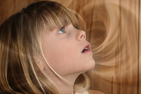 focused photo of girl looking up thumbnail