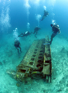 divers over wrecked ship thumbnail