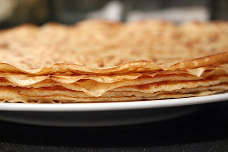 close-up photography of baked pie on white plate thumbnail