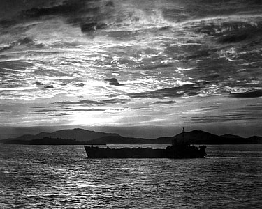 Tank landing ship enters the harbor at Inchon during the Korean War thumbnail