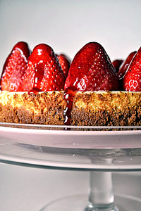 strawberry pie on top of clear glass pan thumbnail