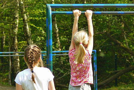 girl in pink shirt holding green stand thumbnail