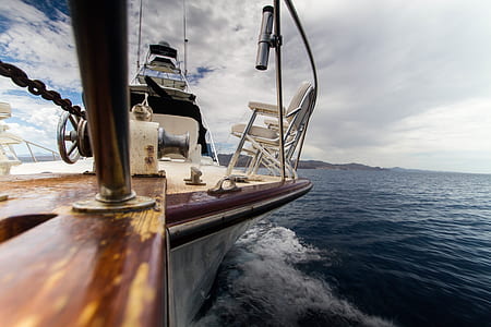 close photography of yacht sailing on body of water thumbnail