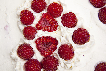 strawberry cake thumbnail